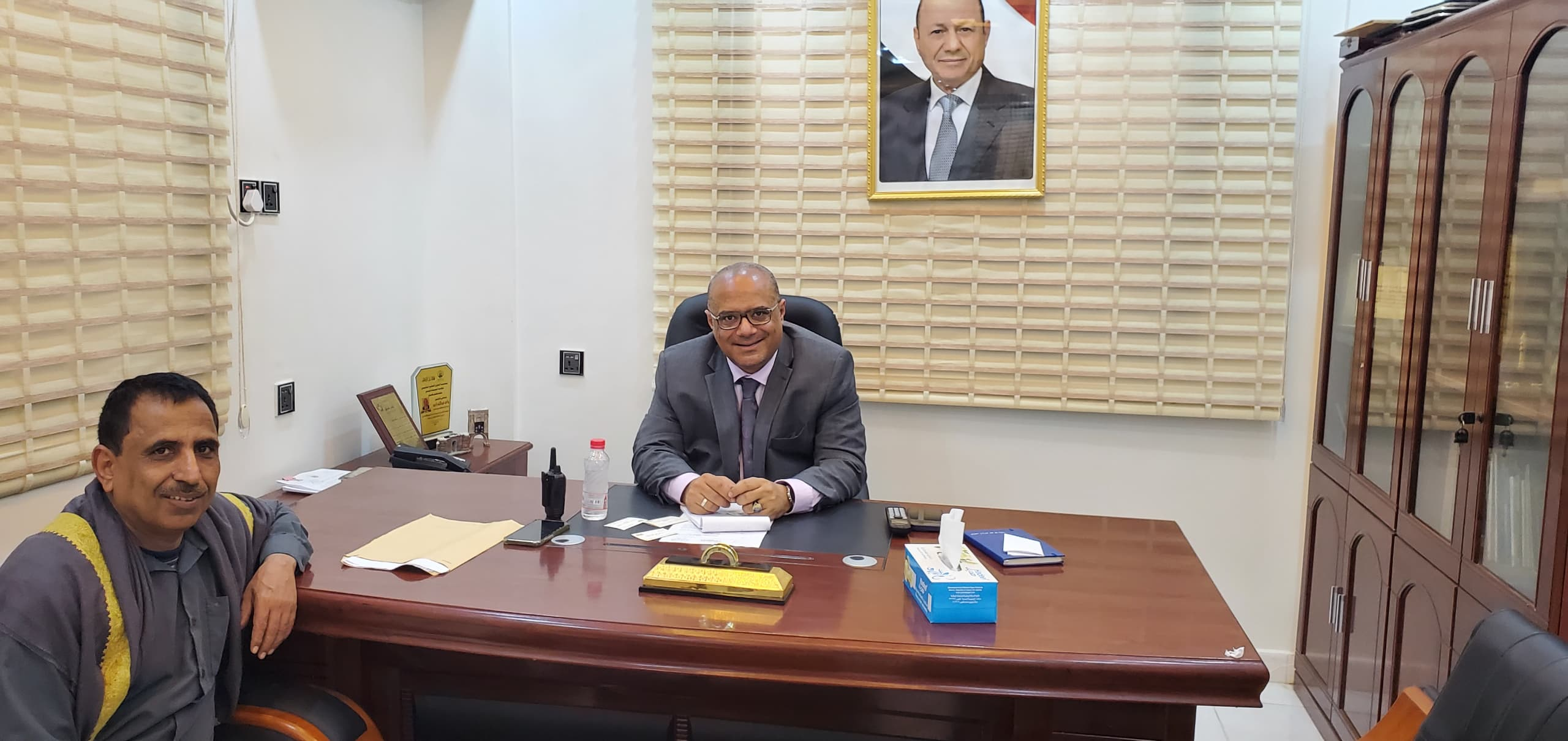 وزير التخطيط يناقش مع مدير مديرية عين في شبوة الاحتياجات الإنسانية والتنموية